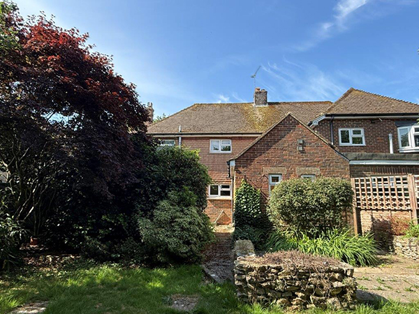 Lot: 127 - ATTRACTIVE SEMI-DETACHED HOUSE IN NEED OF IMPROVEMENT WITH POTENTIAL FOR EXTENSION - 